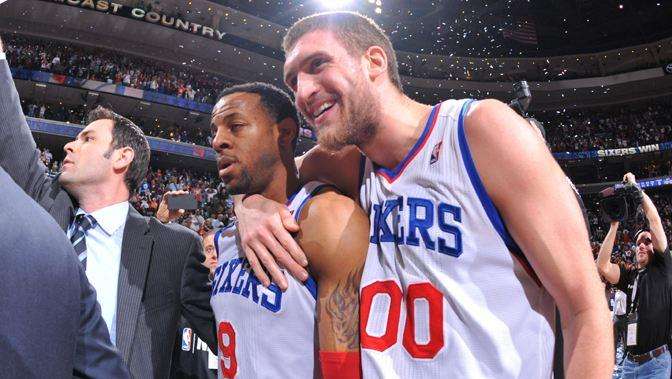 爱游戏官方入口-雄鹿完胜雷霆，周琦关键制胜