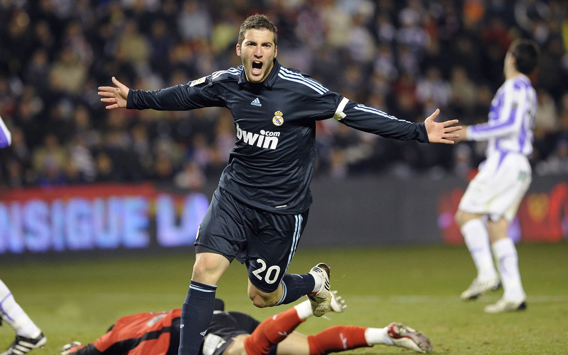 爱游戏下载-F1引擎与非洲鼓点，当街道赛的尖叫遇见喀麦隆的怒吼